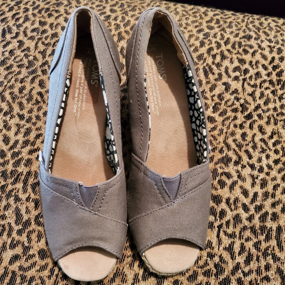 New TOMS Gray Olive Canvas Peep Toe